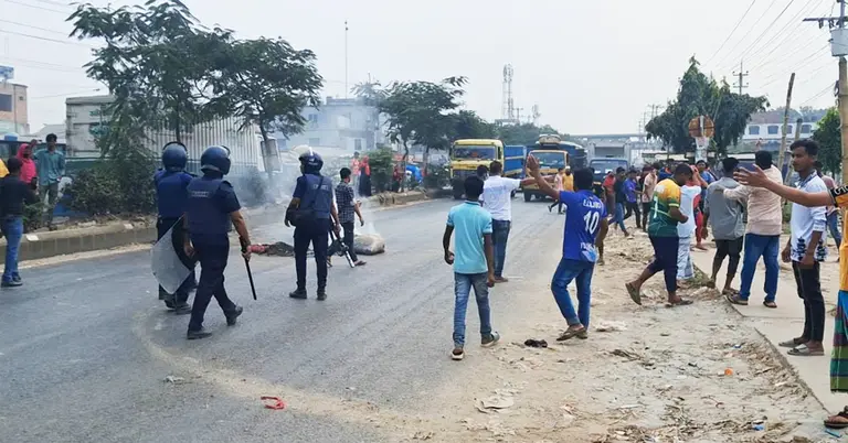 গাজীপুরে বকেয়া বেতনের দাবিতে শ্রমিকদের বিক্ষোভ-ভাঙচুর